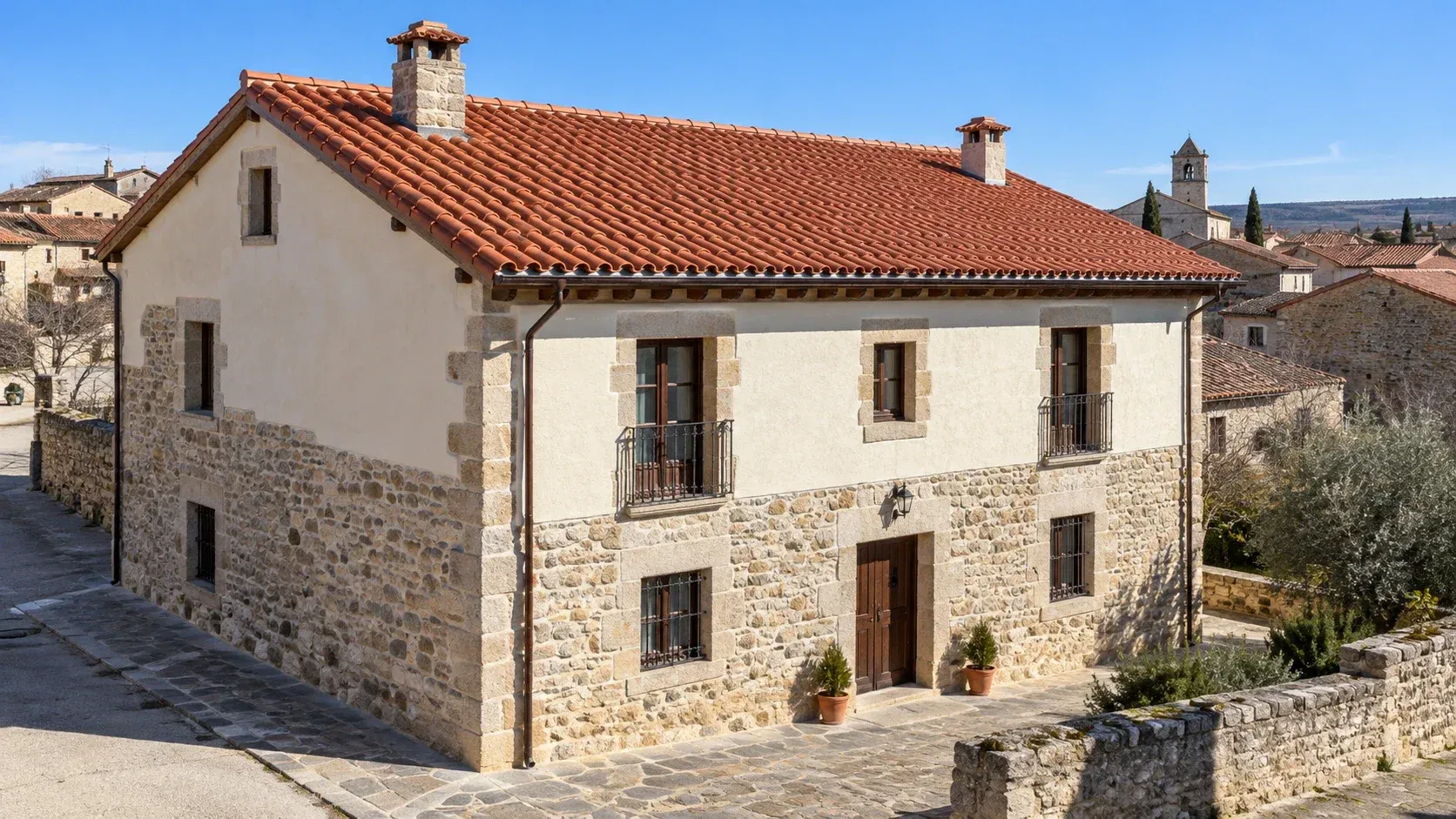 Casa de piedra en un pueblo castellano con el tejado de teja nuevo